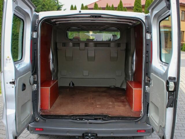 Серый Опель Виваро, объемом двигателя 2.5 л и пробегом 261 тыс. км за 7100 $, фото 4 на Automoto.ua