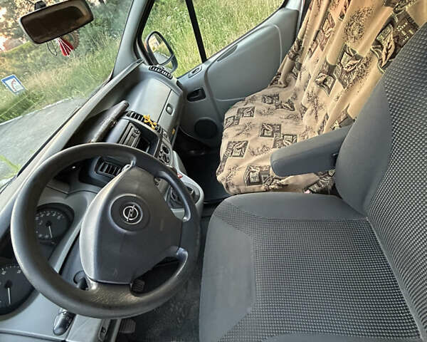 Серый Опель Виваро, объемом двигателя 2 л и пробегом 240 тыс. км за 7000 $, фото 5 на Automoto.ua