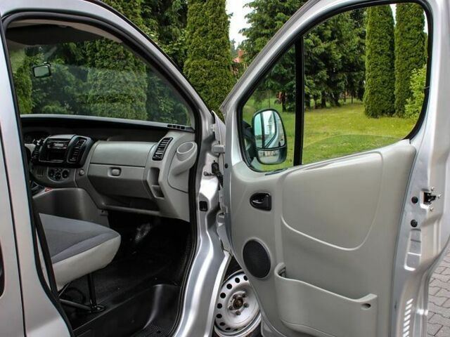 Серый Опель Виваро, объемом двигателя 2.5 л и пробегом 261 тыс. км за 7100 $, фото 11 на Automoto.ua