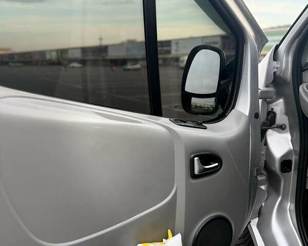 Сірий Опель Віваро, об'ємом двигуна 2.5 л та пробігом 317 тис. км за 11700 $, фото 5 на Automoto.ua