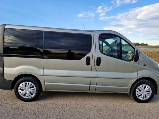 Серый Опель Виваро, объемом двигателя 2 л и пробегом 183 тыс. км за 7000 $, фото 12 на Automoto.ua