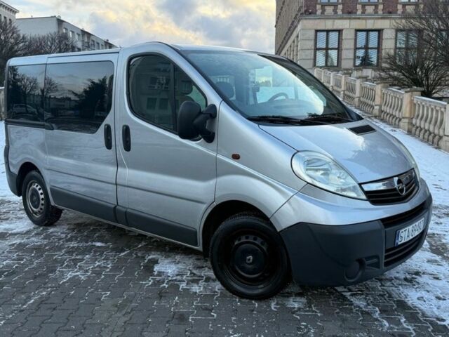 Серый Опель Виваро, объемом двигателя 2 л и пробегом 265 тыс. км за 4100 $, фото 2 на Automoto.ua