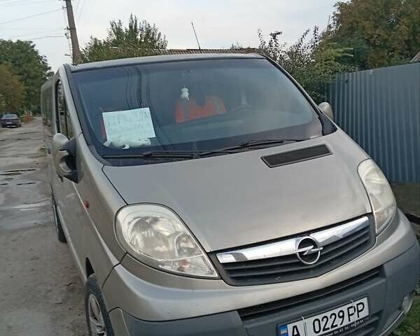 Серый Опель Виваро, объемом двигателя 2 л и пробегом 156 тыс. км за 10700 $, фото 2 на Automoto.ua