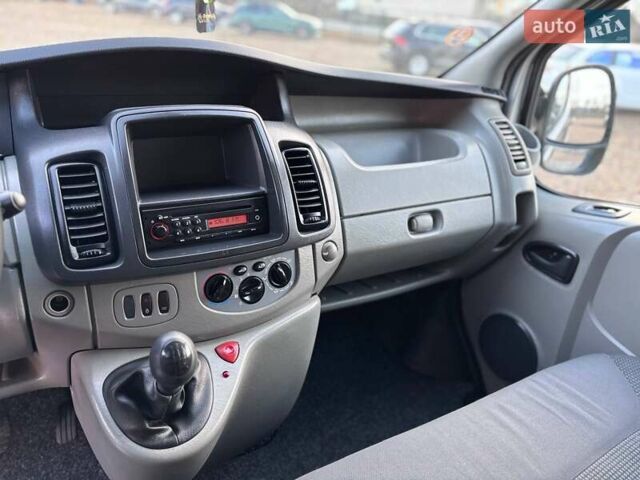 Сірий Опель Віваро, об'ємом двигуна 2 л та пробігом 243 тис. км за 13499 $, фото 11 на Automoto.ua