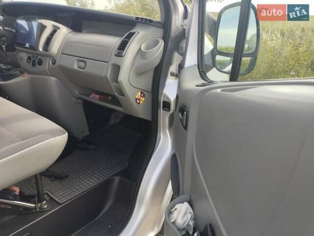 Сірий Опель Віваро, об'ємом двигуна 2.5 л та пробігом 248 тис. км за 13650 $, фото 2 на Automoto.ua