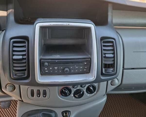 Серый Опель Виваро, объемом двигателя 2.5 л и пробегом 320 тыс. км за 10800 $, фото 11 на Automoto.ua