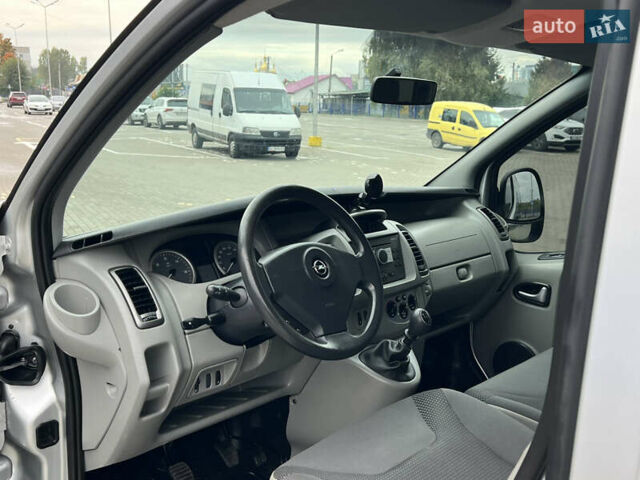 Серый Опель Виваро, объемом двигателя 2.5 л и пробегом 299 тыс. км за 13700 $, фото 43 на Automoto.ua