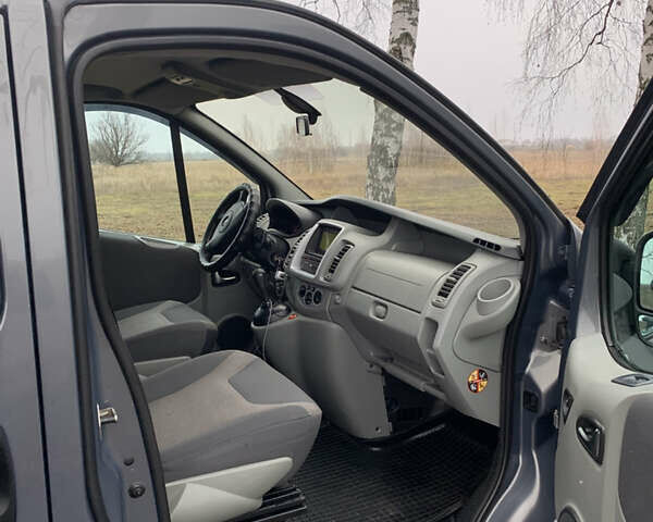 Серый Опель Виваро, объемом двигателя 2.46 л и пробегом 340 тыс. км за 15695 $, фото 6 на Automoto.ua