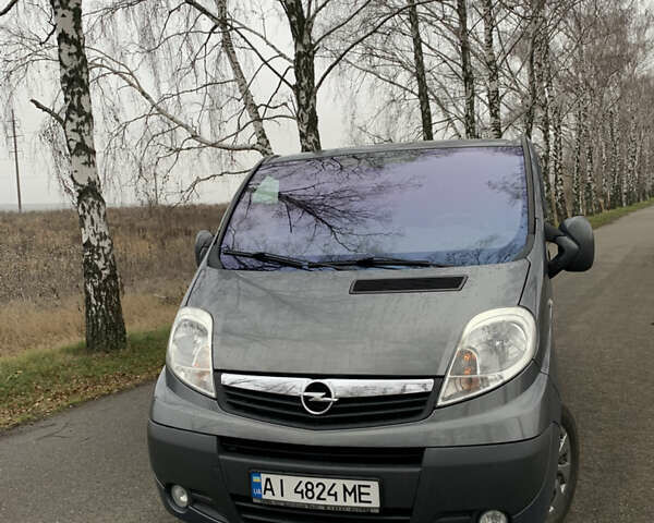 Серый Опель Виваро, объемом двигателя 2.46 л и пробегом 340 тыс. км за 15695 $, фото 1 на Automoto.ua