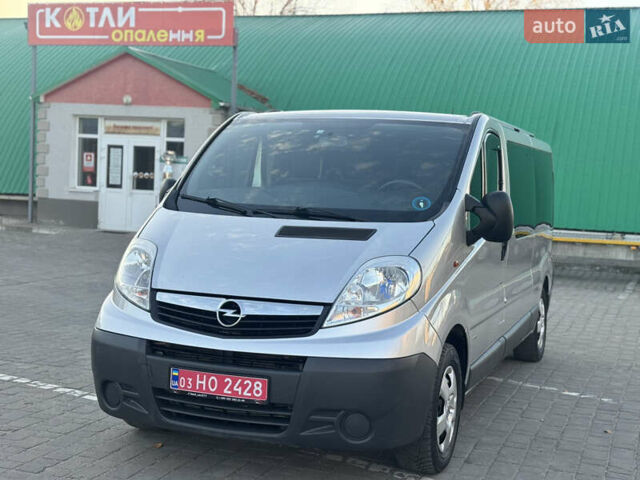 Серый Опель Виваро, объемом двигателя 2 л и пробегом 285 тыс. км за 13950 $, фото 2 на Automoto.ua