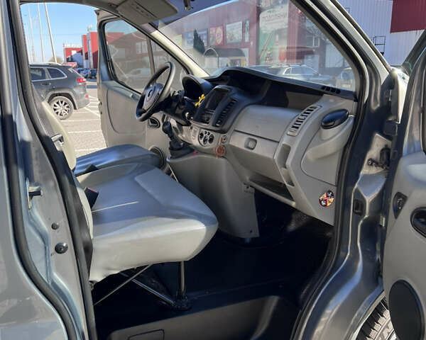 Серый Опель Виваро, объемом двигателя 2 л и пробегом 312 тыс. км за 11500 $, фото 5 на Automoto.ua