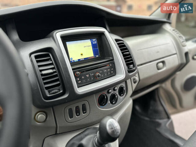 Сірий Опель Віваро, об'ємом двигуна 2 л та пробігом 264 тис. км за 14500 $, фото 19 на Automoto.ua