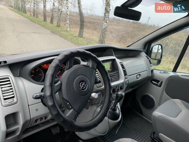 Серый Опель Виваро, объемом двигателя 2.46 л и пробегом 340 тыс. км за 15695 $, фото 11 на Automoto.ua