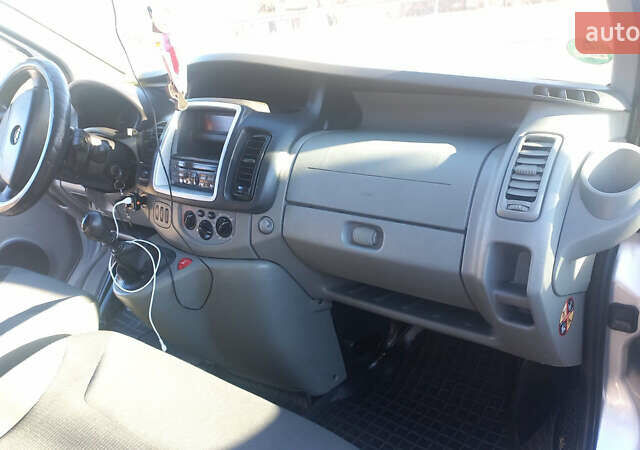 Серый Опель Виваро, объемом двигателя 2 л и пробегом 297 тыс. км за 12200 $, фото 9 на Automoto.ua