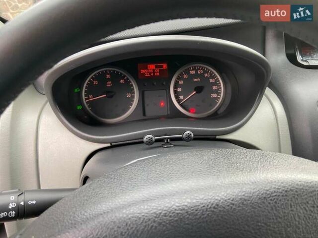 Серый Опель Виваро, объемом двигателя 2.5 л и пробегом 285 тыс. км за 13950 $, фото 27 на Automoto.ua