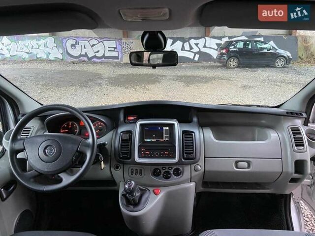 Серый Опель Виваро, объемом двигателя 2.5 л и пробегом 265 тыс. км за 13850 $, фото 4 на Automoto.ua