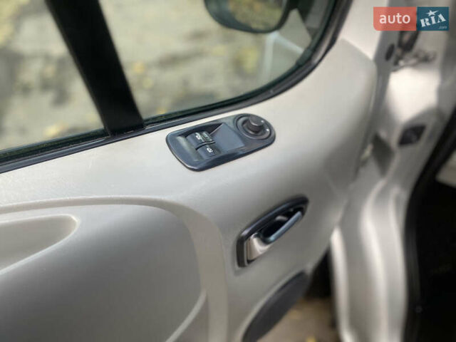 Серый Опель Виваро, объемом двигателя 2 л и пробегом 216 тыс. км за 14950 $, фото 19 на Automoto.ua