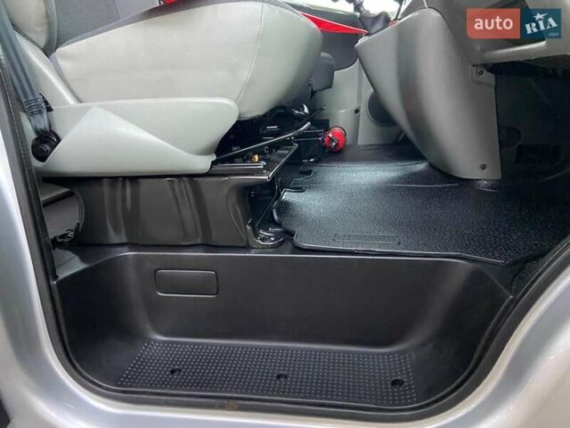 Серый Опель Виваро, объемом двигателя 2.5 л и пробегом 265 тыс. км за 13850 $, фото 19 на Automoto.ua