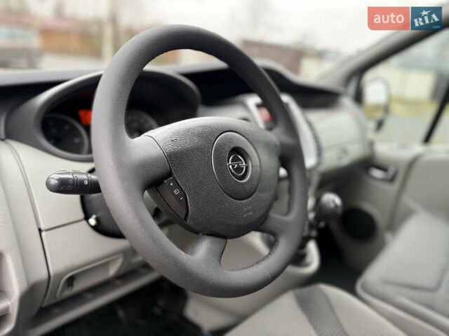 Серый Опель Виваро, объемом двигателя 2 л и пробегом 290 тыс. км за 14650 $, фото 15 на Automoto.ua