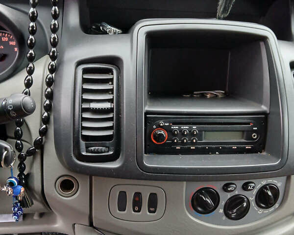 Серый Опель Виваро, объемом двигателя 2 л и пробегом 261 тыс. км за 16500 $, фото 5 на Automoto.ua