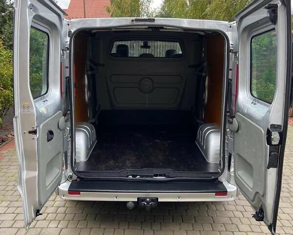 Серый Опель Виваро, объемом двигателя 2.5 л и пробегом 285 тыс. км за 13950 $, фото 39 на Automoto.ua