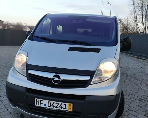 Серый Опель Виваро, объемом двигателя 2 л и пробегом 270 тыс. км за 15200 $, фото 1 на Automoto.ua