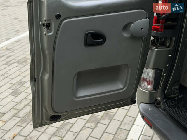 Сірий Опель Віваро, об'ємом двигуна 2 л та пробігом 282 тис. км за 13850 $, фото 17 на Automoto.ua