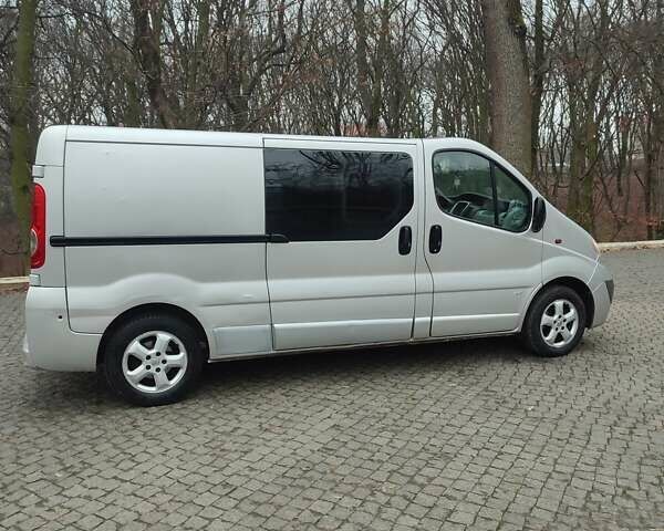 Серый Опель Виваро, объемом двигателя 2 л и пробегом 240 тыс. км за 13600 $, фото 4 на Automoto.ua