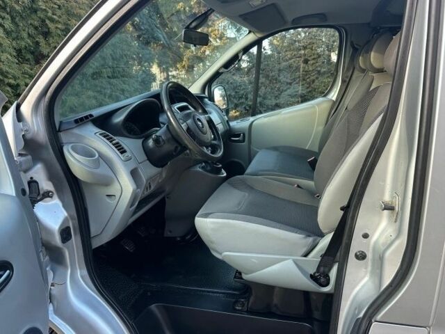 Серый Опель Виваро, объемом двигателя 2 л и пробегом 192 тыс. км за 8000 $, фото 10 на Automoto.ua