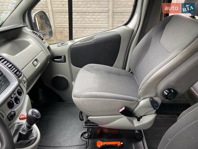 Серый Опель Виваро, объемом двигателя 2.5 л и пробегом 285 тыс. км за 13950 $, фото 23 на Automoto.ua