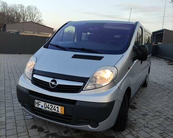 Серый Опель Виваро, объемом двигателя 2 л и пробегом 270 тыс. км за 15200 $, фото 2 на Automoto.ua