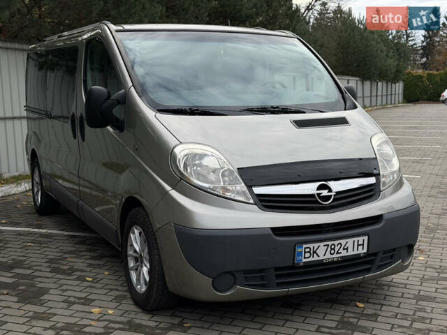 Сірий Опель Віваро, об'ємом двигуна 2 л та пробігом 282 тис. км за 13850 $, фото 1 на Automoto.ua