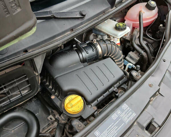 Серый Опель Виваро, объемом двигателя 2 л и пробегом 261 тыс. км за 16500 $, фото 11 на Automoto.ua