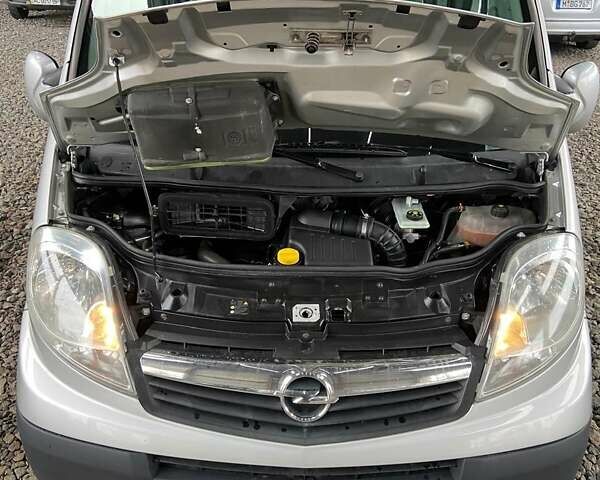 Серый Опель Виваро, объемом двигателя 2.5 л и пробегом 265 тыс. км за 13850 $, фото 42 на Automoto.ua