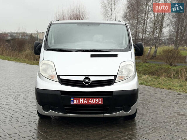 Серый Опель Виваро, объемом двигателя 2 л и пробегом 290 тыс. км за 14650 $, фото 2 на Automoto.ua