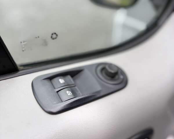 Серый Опель Виваро, объемом двигателя 2 л и пробегом 290 тыс. км за 14650 $, фото 14 на Automoto.ua