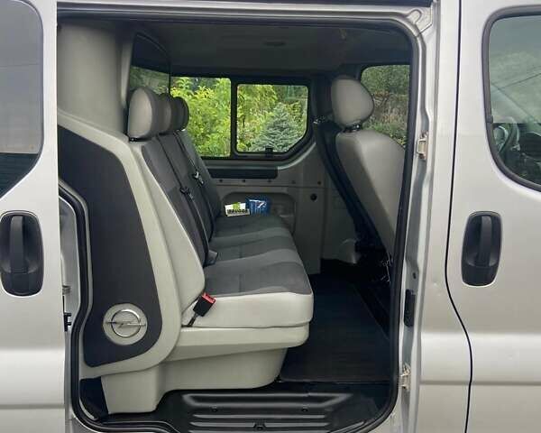 Серый Опель Виваро, объемом двигателя 2.5 л и пробегом 285 тыс. км за 13950 $, фото 2 на Automoto.ua