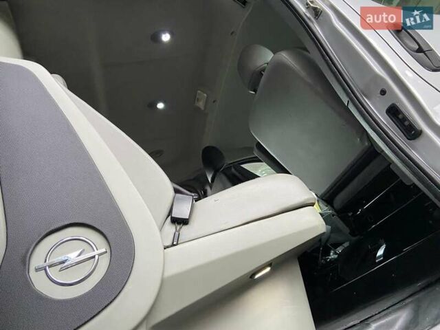 Серый Опель Виваро, объемом двигателя 2.5 л и пробегом 265 тыс. км за 13850 $, фото 22 на Automoto.ua