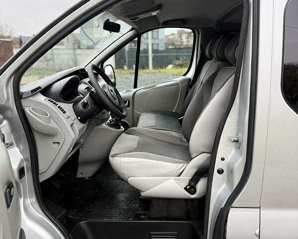 Серый Опель Виваро, объемом двигателя 2 л и пробегом 290 тыс. км за 14650 $, фото 13 на Automoto.ua