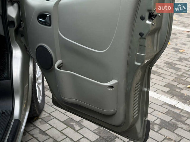Сірий Опель Віваро, об'ємом двигуна 2 л та пробігом 282 тис. км за 13850 $, фото 24 на Automoto.ua