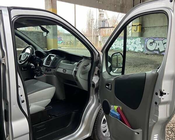 Серый Опель Виваро, объемом двигателя 2.5 л и пробегом 265 тыс. км за 13850 $, фото 6 на Automoto.ua