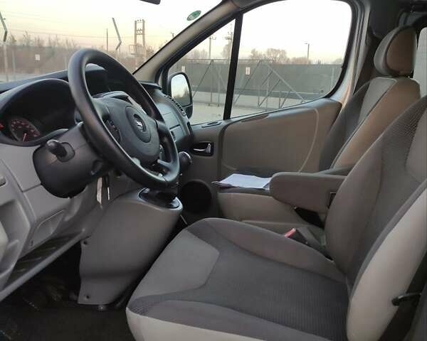 Серый Опель Виваро, объемом двигателя 2 л и пробегом 270 тыс. км за 15200 $, фото 27 на Automoto.ua