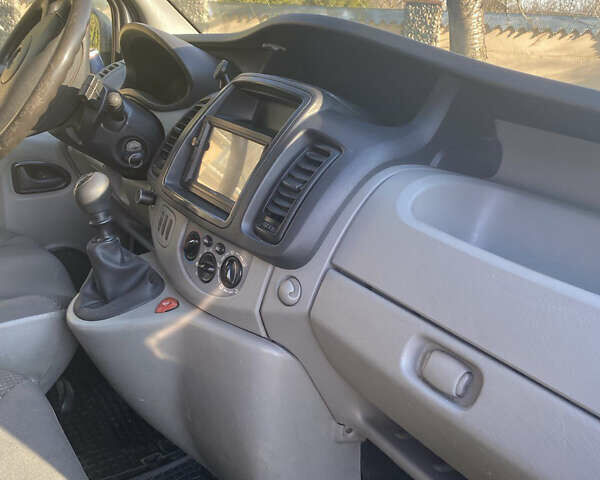 Сірий Опель Віваро, об'ємом двигуна 2 л та пробігом 293 тис. км за 11000 $, фото 5 на Automoto.ua