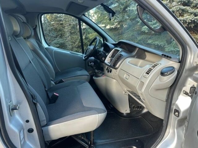 Серый Опель Виваро, объемом двигателя 2 л и пробегом 192 тыс. км за 8000 $, фото 12 на Automoto.ua