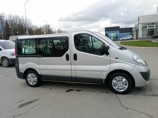 Серый Опель Виваро, объемом двигателя 2 л и пробегом 370 тыс. км за 11900 $, фото 4 на Automoto.ua