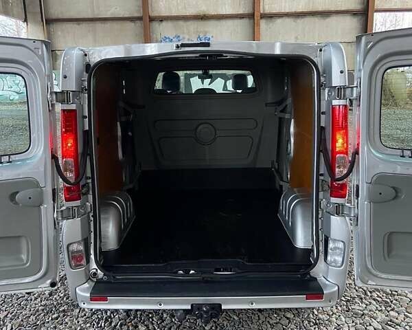 Серый Опель Виваро, объемом двигателя 2.5 л и пробегом 265 тыс. км за 13850 $, фото 38 на Automoto.ua