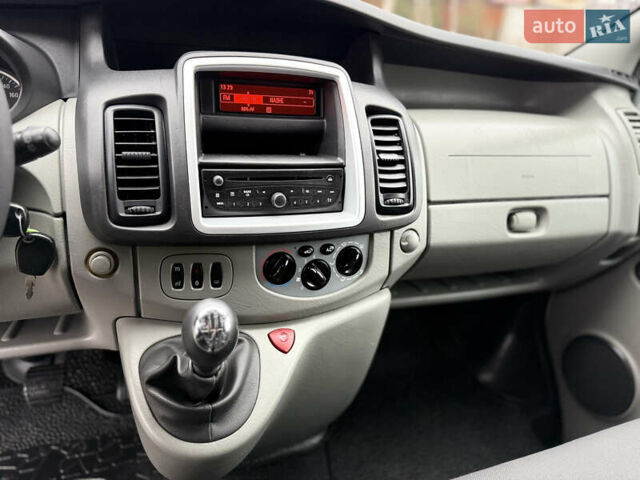 Серый Опель Виваро, объемом двигателя 2 л и пробегом 290 тыс. км за 14650 $, фото 18 на Automoto.ua