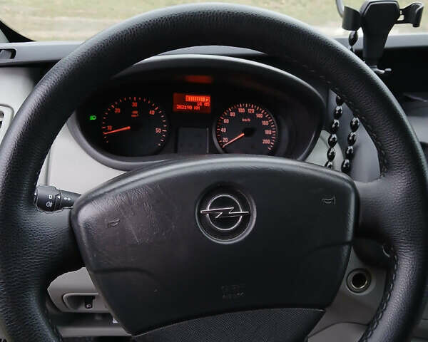 Серый Опель Виваро, объемом двигателя 2 л и пробегом 261 тыс. км за 16500 $, фото 4 на Automoto.ua