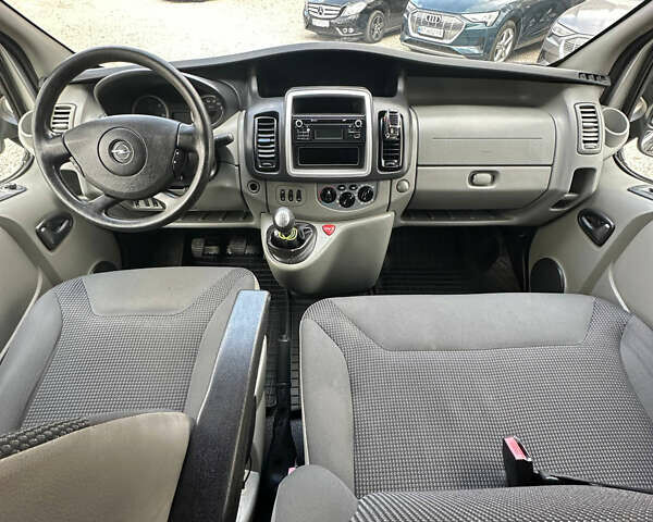 Серый Опель Виваро, объемом двигателя 2 л и пробегом 286 тыс. км за 15200 $, фото 6 на Automoto.ua