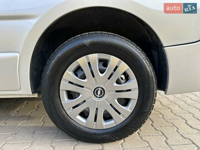 Сірий Опель Віваро, об'ємом двигуна 2 л та пробігом 225 тис. км за 16200 $, фото 15 на Automoto.ua